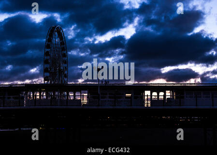 Brighton, UK. 14. Dezember 2014. Brighton Rad Silhouette gegen vor Sonnenaufgang Licht von Brighton Pier. Bildnachweis: Julia Claxton/Alamy Live-Nachrichten Stockfoto