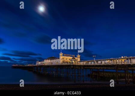 Brighton, UK. 14. Dezember 2014. Vor Sonnenaufgang Licht und Mond am Pier von Brighton. Bildnachweis: Julia Claxton/Alamy Live-Nachrichten Stockfoto