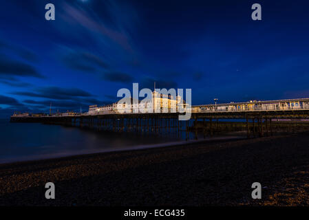 Brighton, UK. 14. Dezember 2014. Vor Sonnenaufgang Licht am Pier von Brighton. Bildnachweis: Julia Claxton/Alamy Live-Nachrichten Stockfoto