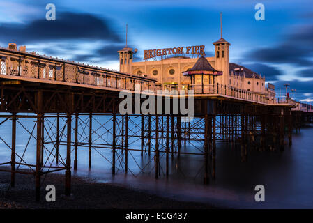 Brighton, UK. 14. Dezember 2014. Vor Sonnenaufgang Licht am Pier von Brighton. Bildnachweis: Julia Claxton/Alamy Live-Nachrichten Stockfoto