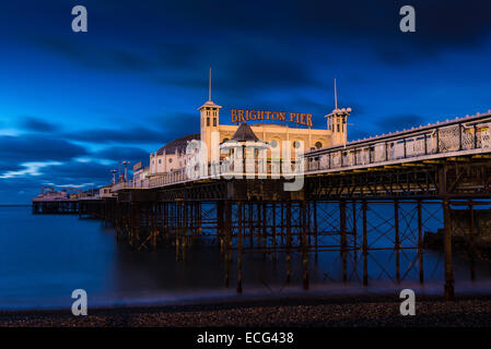 Brighton, UK. 14. Dezember 2014. Vor Sonnenaufgang Licht am Pier von Brighton. Bildnachweis: Julia Claxton/Alamy Live-Nachrichten Stockfoto