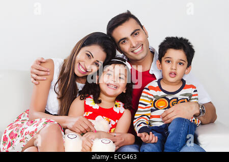 Genießen Sie indische Eltern mit Kindern Stockfoto