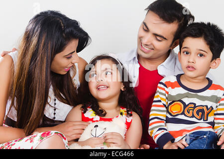 Genießen Sie indische Eltern mit Kindern Stockfoto