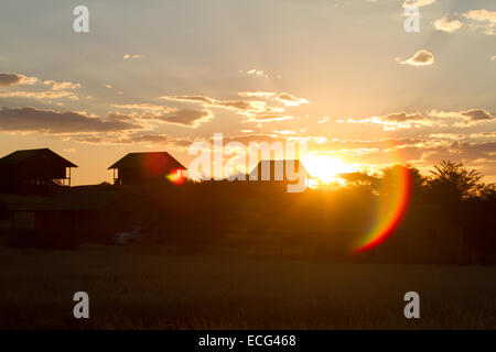 Sonne fallen hinunter den Hügel in einem afrikanischen Dorf Stockfoto