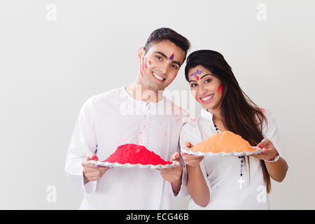indischen Ehepaar Holi Festival genießen Stockfoto