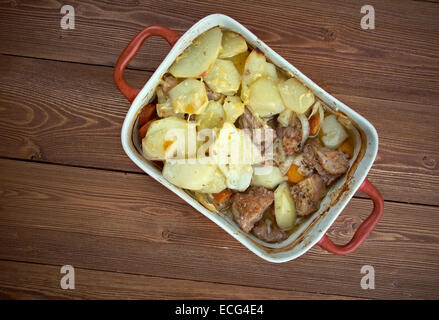 Lancashire Hotpot - Gericht aus Lammfleisch, traditionell hergestellt, garniert mit in Scheiben geschnittenen Kartoffeln. Mit Ursprung in Lancashire im Norden Stockfoto