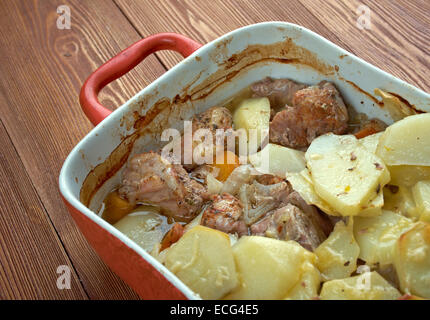 Lancashire Hotpot - Gericht aus Lammfleisch, traditionell hergestellt, garniert mit in Scheiben geschnittenen Kartoffeln. Mit Ursprung in Lancashire im Norden Stockfoto