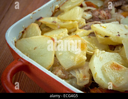 Lancashire Hotpot - Gericht aus Lammfleisch, traditionell hergestellt, garniert mit in Scheiben geschnittenen Kartoffeln. Mit Ursprung in Lancashire im Norden Stockfoto