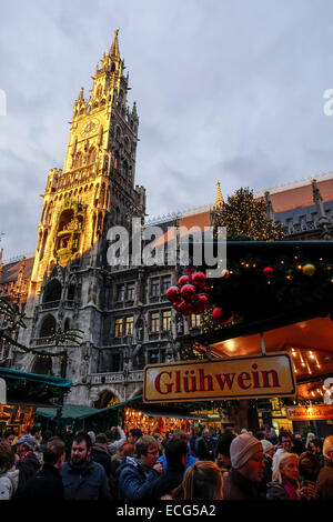 Weihnachtsmarkt am Marienplatz in München, Bayern Stockfoto