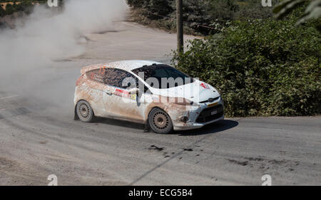 ISTANBUL Türkei 13. Juli 2014 Eytan Halfon fährt Ford Fiesta R2 35. Istanbul-Rallye-Ulupelit-ITO-Bühne Stockfoto