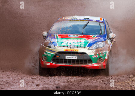 ISTANBUL, Türkei - 12. Juli 2014: Ferhat Tanribilir fährt Ford Fiesta R2 von Castrol Ford Team Türkei 35. Istanbul-Rallye, Goc Stockfoto