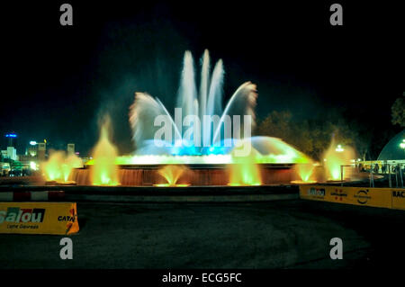 Die beleuchtete Font Magica oder magischen Brunnen vor das nationale Kunstmuseum von Katalonien, Barcelona, Spanien Stockfoto