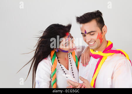 indischen Ehepaar Holi-Fest im Chat Telefon Stockfoto