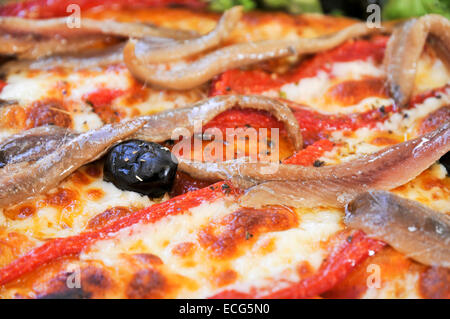 Sardellen und schwarzen Oliven auf der Pizza Stockfoto