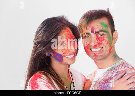 indischen Ehepaar Holi Festival genießen Stockfoto