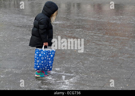 Wimbledon, London, UK. 14. Dezember 2014. Wimbledon Station ist gesalzen mit Steinsalz Körnung zu gewährleisten, Fußgänger umgehen, sicher und in der Vorbereitung für die harten Wintermonate Credit: Amer Ghazzal/Alamy Live-Nachrichten Stockfoto