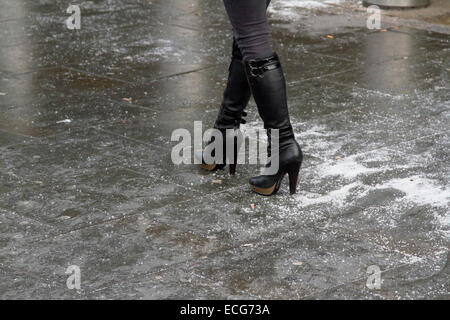 Wimbledon, London, UK. 14. Dezember 2014. Wimbledon Station ist gesalzen mit Steinsalz Körnung zu gewährleisten, Fußgänger umgehen, sicher und in der Vorbereitung für die harten Wintermonate Credit: Amer Ghazzal/Alamy Live-Nachrichten Stockfoto