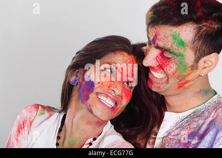 indischen Ehepaar Holi Festival genießen Stockfoto