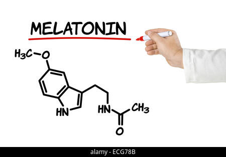Chemische Formel von Melatonin auf weißem Hintergrund Stockfoto