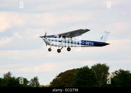 Reims Cessna F172M Skyhawk Ii G-BBTH auf der Flucht nach Einnahme-ff von Sturgate Flugplatz Stockfoto