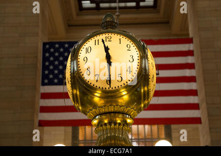 Die Uhr auf der Info-Stand im Grand Central Terminal, New York Stockfoto