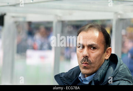 Berlin, Deutschland. 13. Dezember 2014. Berlins Trainer Jos Luhukay drückt seine Lippen vor dem Bundesliga-Fußball-Spiel zwischen Hertha BSC und Borussia Dortmund in Berlin, Deutschland, 13. Dezember 2014. Foto: Oliver Mehlis/Dpa/Alamy Live News Stockfoto