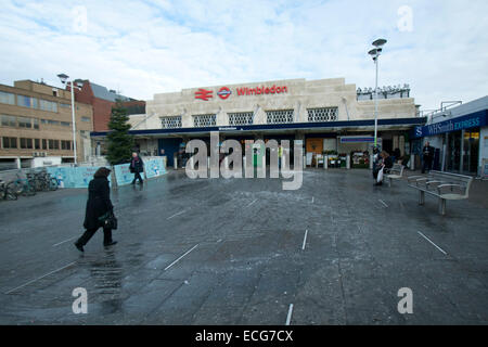 Wimbledon, London, UK. 14. Dezember 2014. Wimbledon Station ist gesalzen mit Steinsalz Körnung zu gewährleisten, Fußgänger umgehen, sicher und in der Vorbereitung für die harten Wintermonate Credit: Amer Ghazzal/Alamy Live-Nachrichten Stockfoto