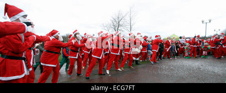 Nottingham, UK. 14. Dezember 2014. Zumba Warm-up "Wish Upon a Star" – Nottingham Santa Run 14. Dezember 2014 Forest Recreation Ground Nottingham mehr als 350 Weihnachtsmänner und Elfen (u12s) lief eine 2,5 oder 5 km lange Strecke zur Unterstützung der bekannten Kinder Hilfsorganisation. Bildnachweis: Pete Jenkins/Alamy Live-Nachrichten Stockfoto