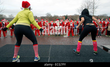 Nottingham, UK. 14. Dezember 2014. Zumba Warm-up "Wish Upon a Star" – Nottingham Santa Run 14. Dezember 2014 Forest Recreation Ground Nottingham mehr als 350 Weihnachtsmänner und Elfen (u12s) lief eine 2,5 oder 5 km lange Strecke zur Unterstützung der bekannten Kinder Hilfsorganisation. Bildnachweis: Pete Jenkins/Alamy Live-Nachrichten Stockfoto