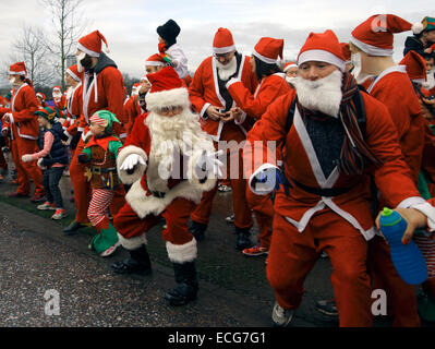 Nottingham, UK. 14. Dezember 2014. "Wish Upon a Star" – Nottingham Santa Run 14. Dezember 2014 Forest Recreation Ground Nottingham mehr als 350 Weihnachtsmänner und Elfen (u12s) lief eine 2,5 oder 5 km lange Strecke zur Unterstützung der bekannten Kinder Hilfsorganisation. Bildnachweis: Pete Jenkins/Alamy Live-Nachrichten Stockfoto