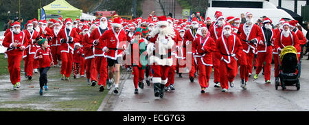 Nottingham, UK. 14. Dezember 2014. Sie sind deaktiviert. "Wish Upon a Star" – Nottingham Santa Run 14. Dezember 2014 Forest Recreation Ground Nottingham mehr als 350 Weihnachtsmänner und Elfen (u12s) lief eine 2,5 oder 5 km lange Strecke zur Unterstützung der bekannten Kinder Hilfsorganisation. Bildnachweis: Pete Jenkins/Alamy Live-Nachrichten Stockfoto