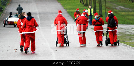 Nottingham, UK. 14. Dezember 2014. Sie sind deaktiviert. -Kinderwagen "Wish Upon a Star" – Nottingham Santa Run 14. Dezember 2014 Forest Recreation Ground Nottingham mehr als 350 Weihnachtsmänner und Elfen (u12s) lief eine 2,5 oder 5 km lange Strecke zur Unterstützung der bekannten Kinder Hilfsorganisation. Bildnachweis: Pete Jenkins/Alamy Live-Nachrichten Stockfoto