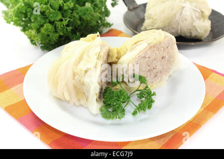 Savoy-Kohl-Rouladen mit Petersilie vor weißem Hintergrund Stockfoto