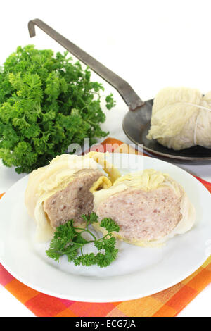 Savoy-Kohl-Rouladen mit Petersilie vor weißem Hintergrund Stockfoto