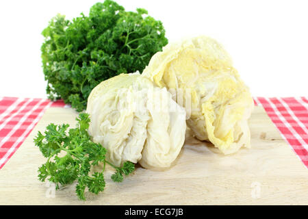 Savoy-Kohl-Rouladen mit Petersilie vor weißem Hintergrund Stockfoto