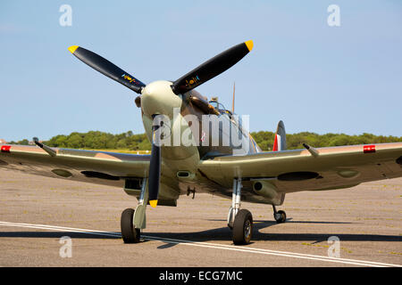 Vickers Supermarine Spitfire Mk Vb J-HC BM597 G-MKVB nach der Landung am Flughafen Lydd auf Schürze geparkt. Stockfoto