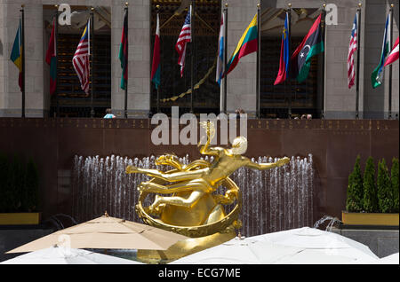 Paul Manship vergoldete Bronzestatue des Prometheus in Fron der Rockefeller Plaza in New York City Stockfoto