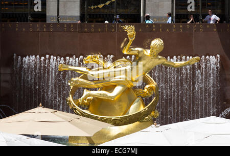 Paul Manship vergoldete Bronzestatue des Prometheus in Fron der Rockefeller Plaza in New York City Stockfoto