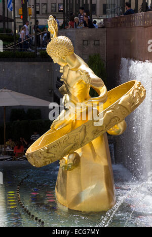 Paul Manship vergoldeten bronz.e Statue des Promtheus in Fron der Rockefeller Plaza in New York City Stockfoto