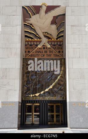 Weisheit, ein Art-Deco-Symbol über dem Eingang zum Hauptgebäude des Rockefeller Centers und von Fifth Avenue zu sehen. Stockfoto