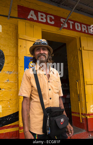 Mauritius, Mahebourg, Stadtzentrum, Mann außerhalb ABC Store Stockfoto