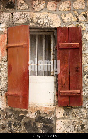 Mauritius, Mahebourg, Stadtzentrum, Fensterläden, vergitterten Fenster des Steins Kolonialzeit Haus gebaut Stockfoto