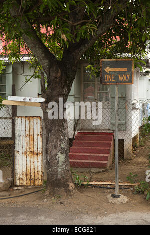 Mauritius, Mahebourg, Stadtzentrum, gated Hauseingang durch Einbahnstraße Straßenschild Stockfoto