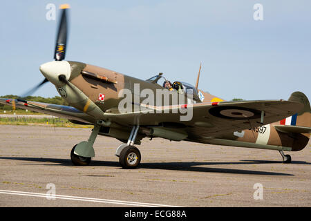 Vickers Supermarine Spitfire Mk Vb J-HC BM597 G-MKVB nach der Landung am Flughafen Lydd Rollen Stockfoto