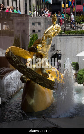 Paul Manship vergoldeten bronz.e Statue des Promtheus in Fron der Rockefeller Plaza in New York City Stockfoto