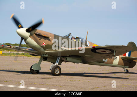 Vickers Supermarine Spitfire Mk Vb J-HC BM597 G-MKVB nach der Landung am Flughafen Lydd Rollen Stockfoto