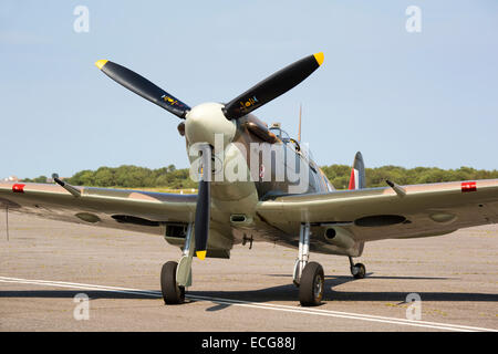 Vickers Supermarine Spitfire Mk Vb J-HC BM597 G-MKVB nach der Landung am Flughafen Lydd auf Schürze geparkt. Stockfoto