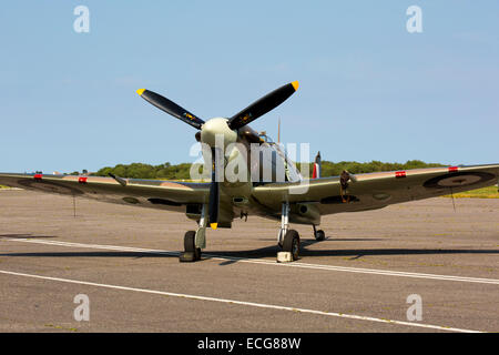 Vickers Supermarine Spitfire Mk Vb J-HC BM597 G-MKVB nach der Landung am Flughafen Lydd auf Schürze geparkt. Stockfoto