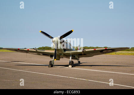 Vickers Supermarine Spitfire Mk Vb J-HC BM597 G-MKVB nach der Landung am Flughafen Lydd auf Schürze geparkt. Stockfoto