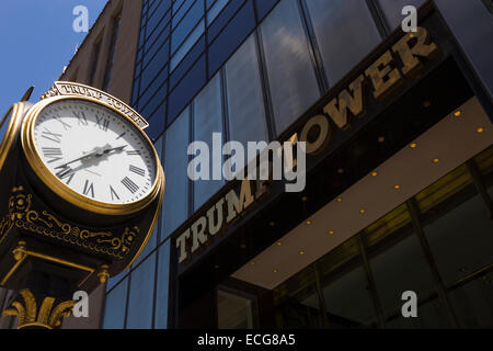 Trump Tower und Uhr, 5th Avenue, Manhattan, New York City Stockfoto